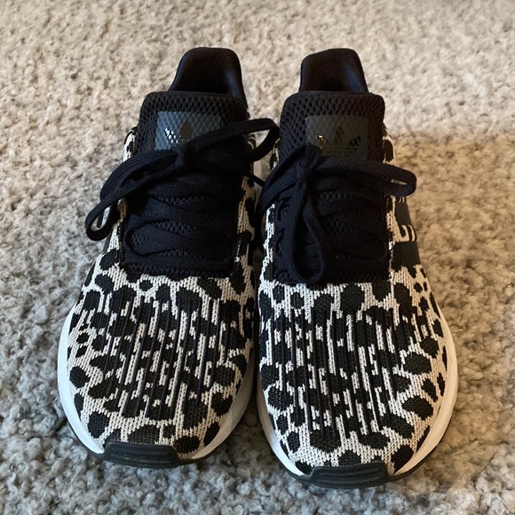 Super cute Adidas Swift Run shoes size 8 - Picture 6 of 7